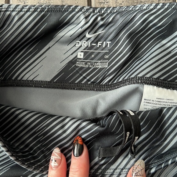 Nike compression reflective capri legging - Picture 4 of 8